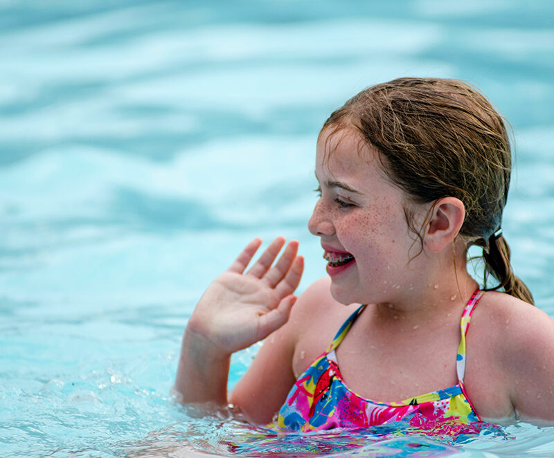 Ado dans une piscine