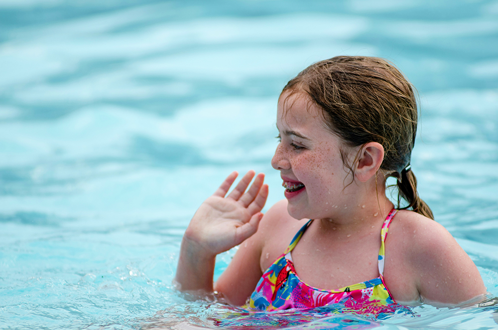 Ado dans une piscine