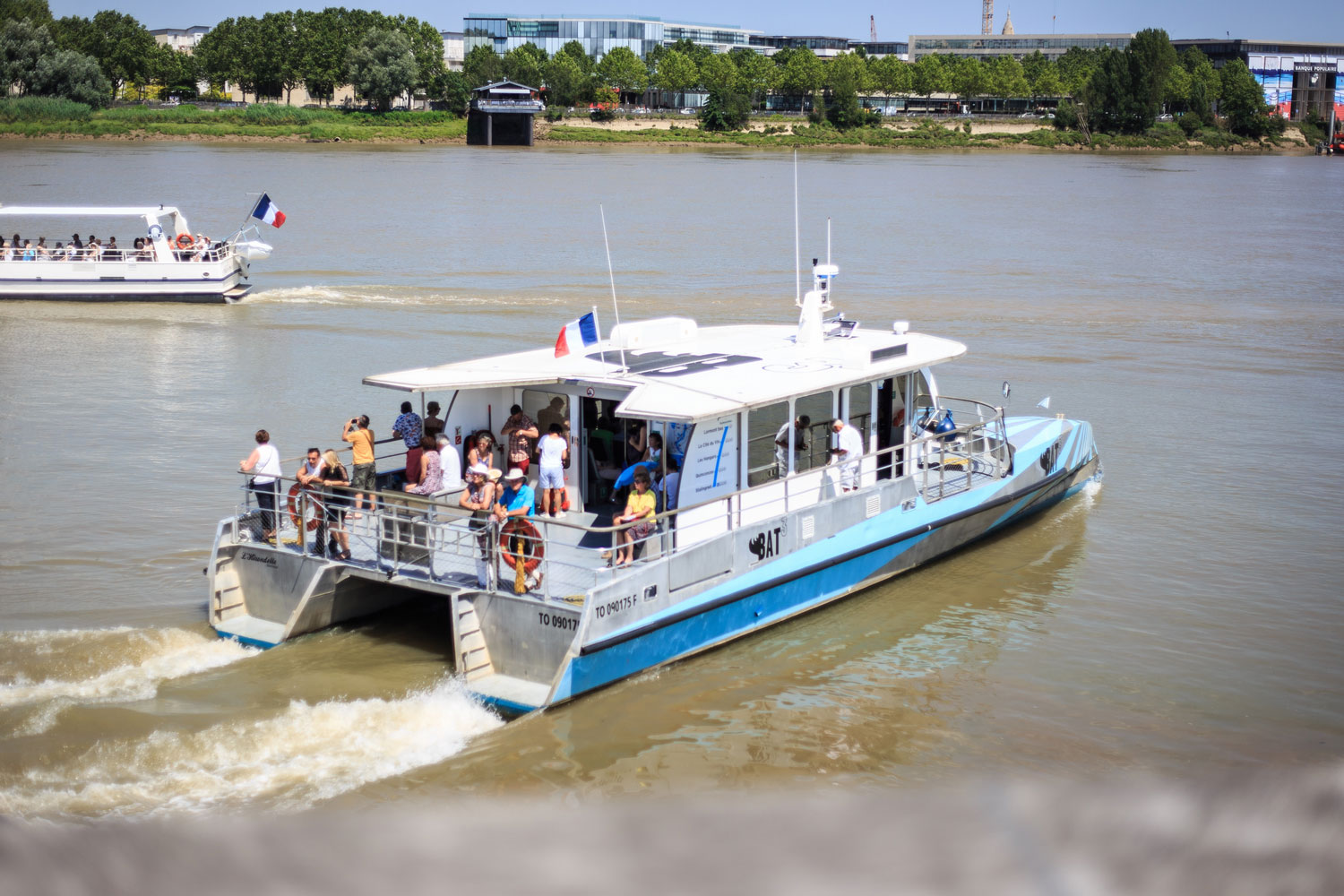 Batcub bateau navette Bordeaux Garonne