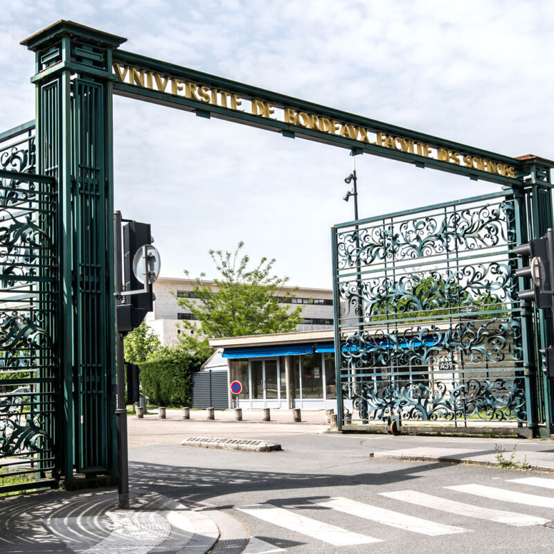 Portail d'honneur du campus de Bordeaux