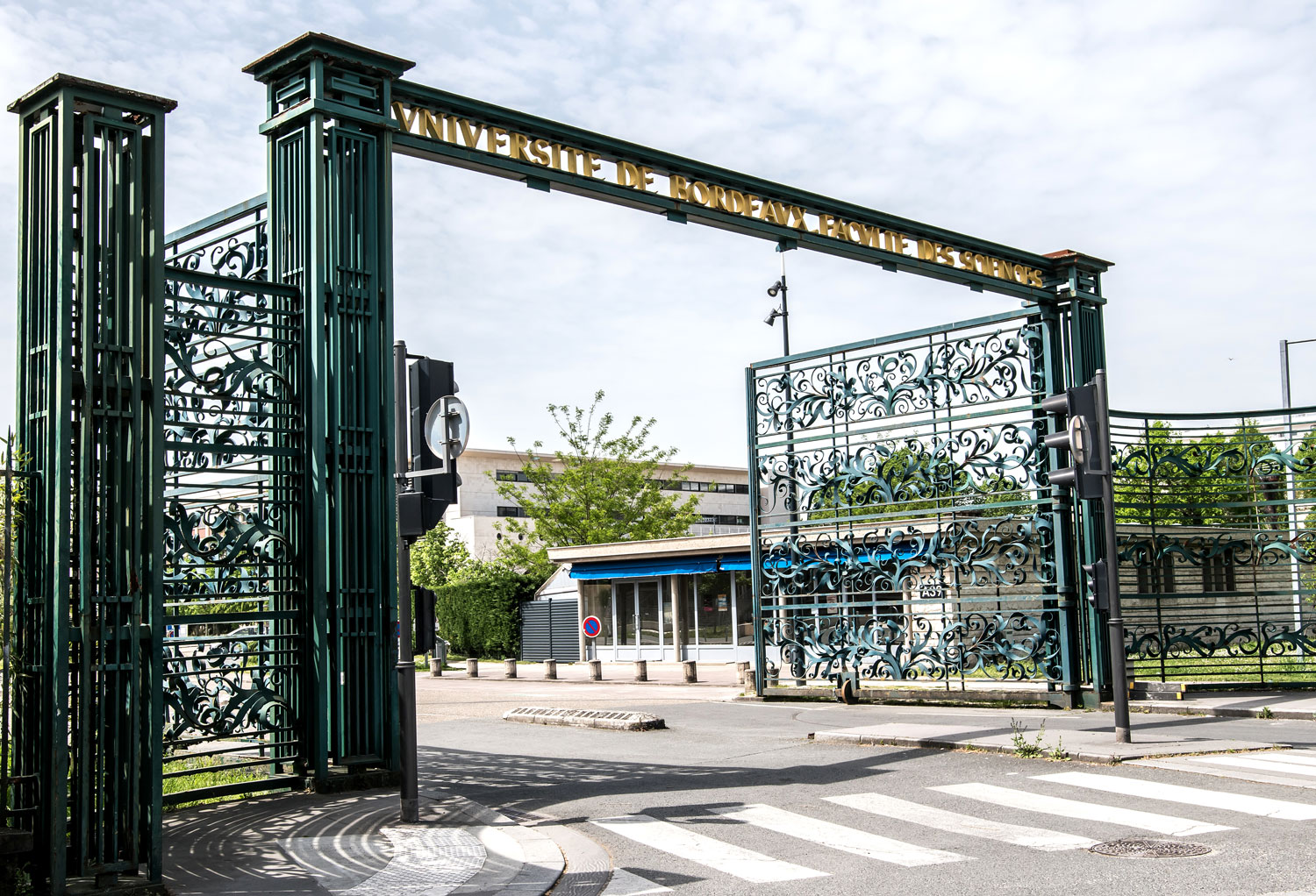 Portail d'honneur du campus de Bordeaux