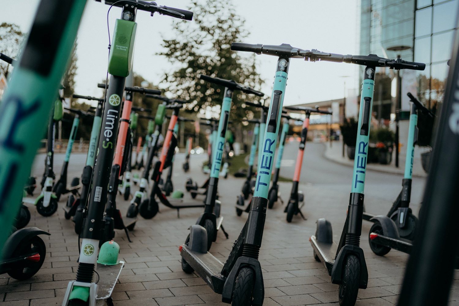 trottinette électrique bordeaux lime