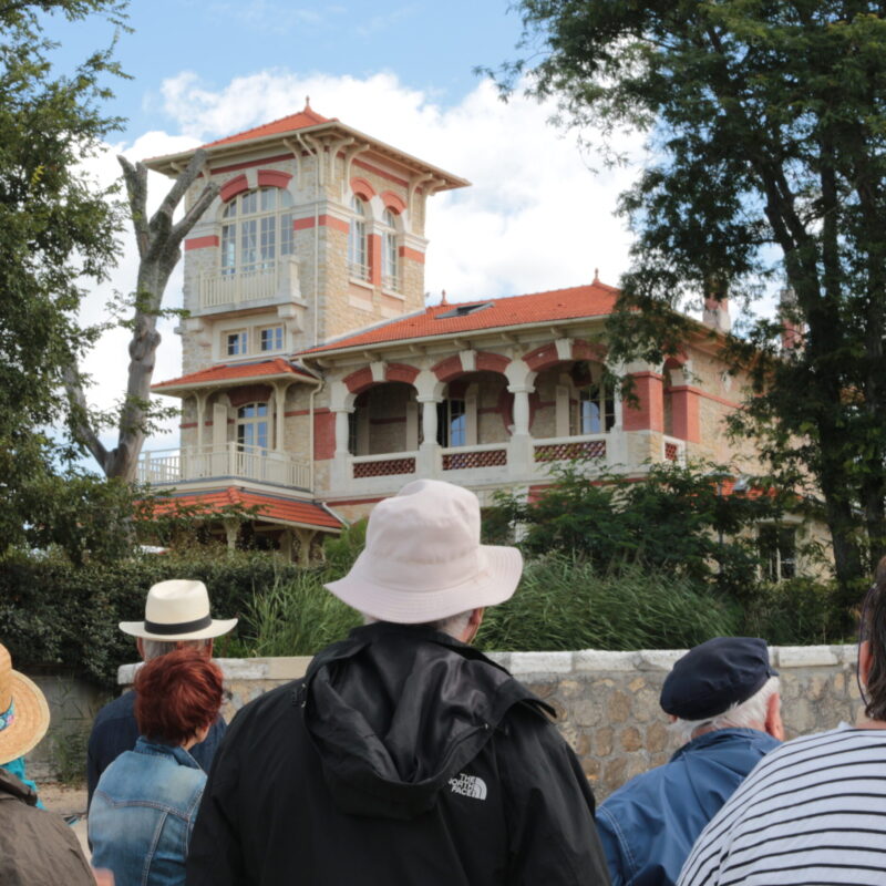 Visite des belles villas de Taussat.