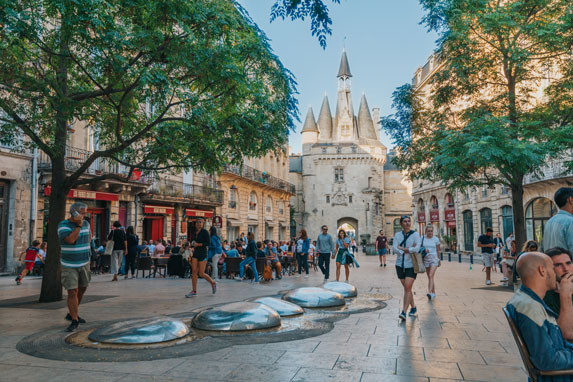 Place du Palais et la porte Cailhau à Bordeaux