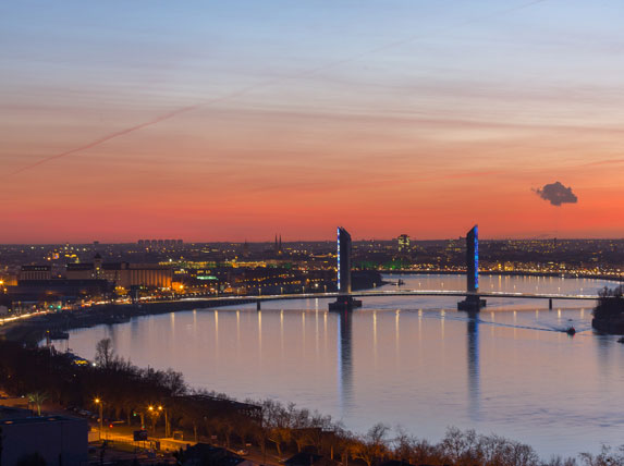 Pont Chaban Delmas vue de la rive droite de Bordeaux