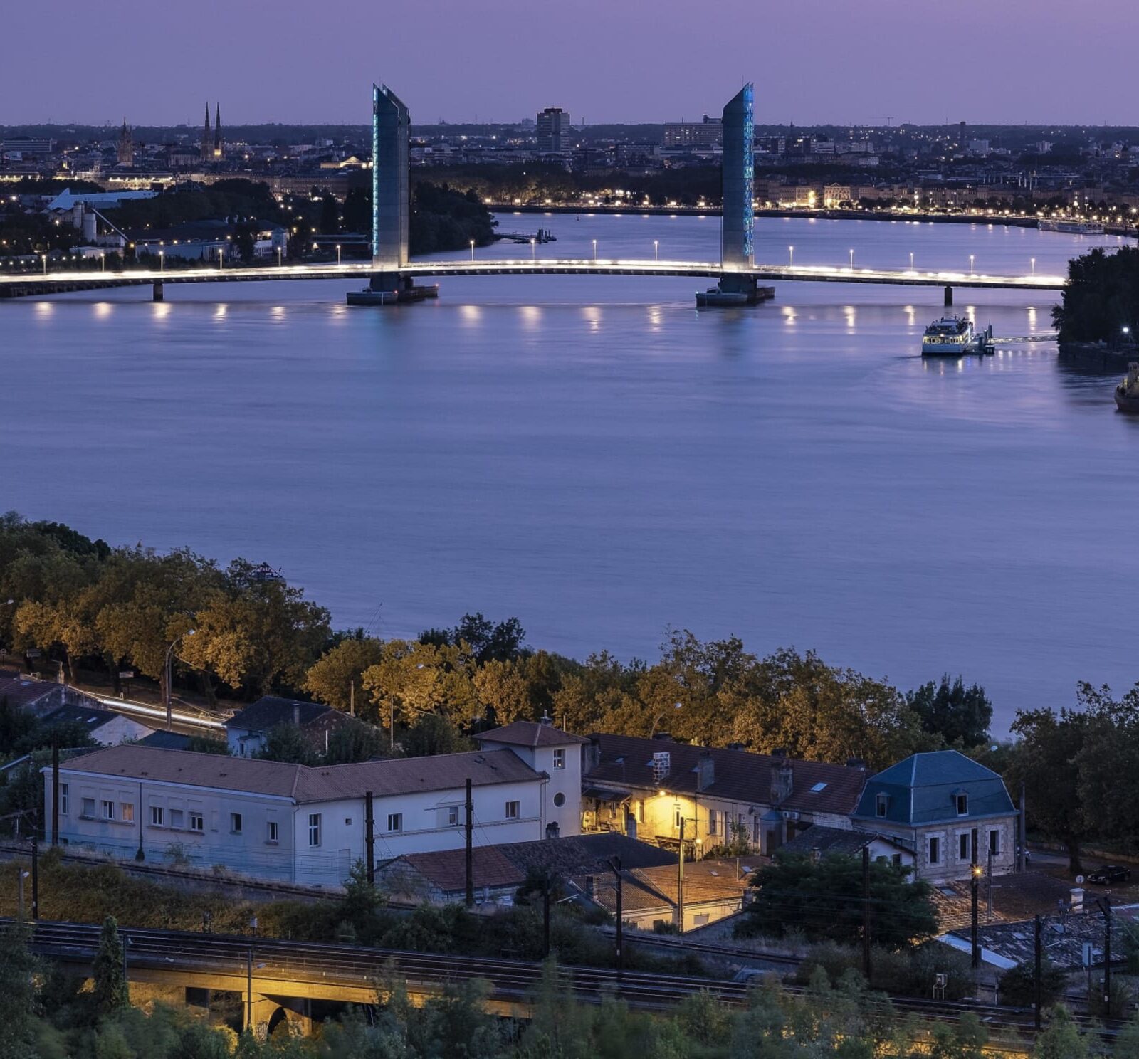 Eloge de la tranquillité sur les quais de Bordeaux à vélo