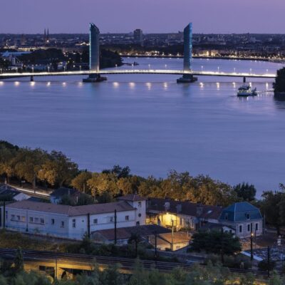 Eloge de la tranquillité sur les quais de Bordeaux à vélo