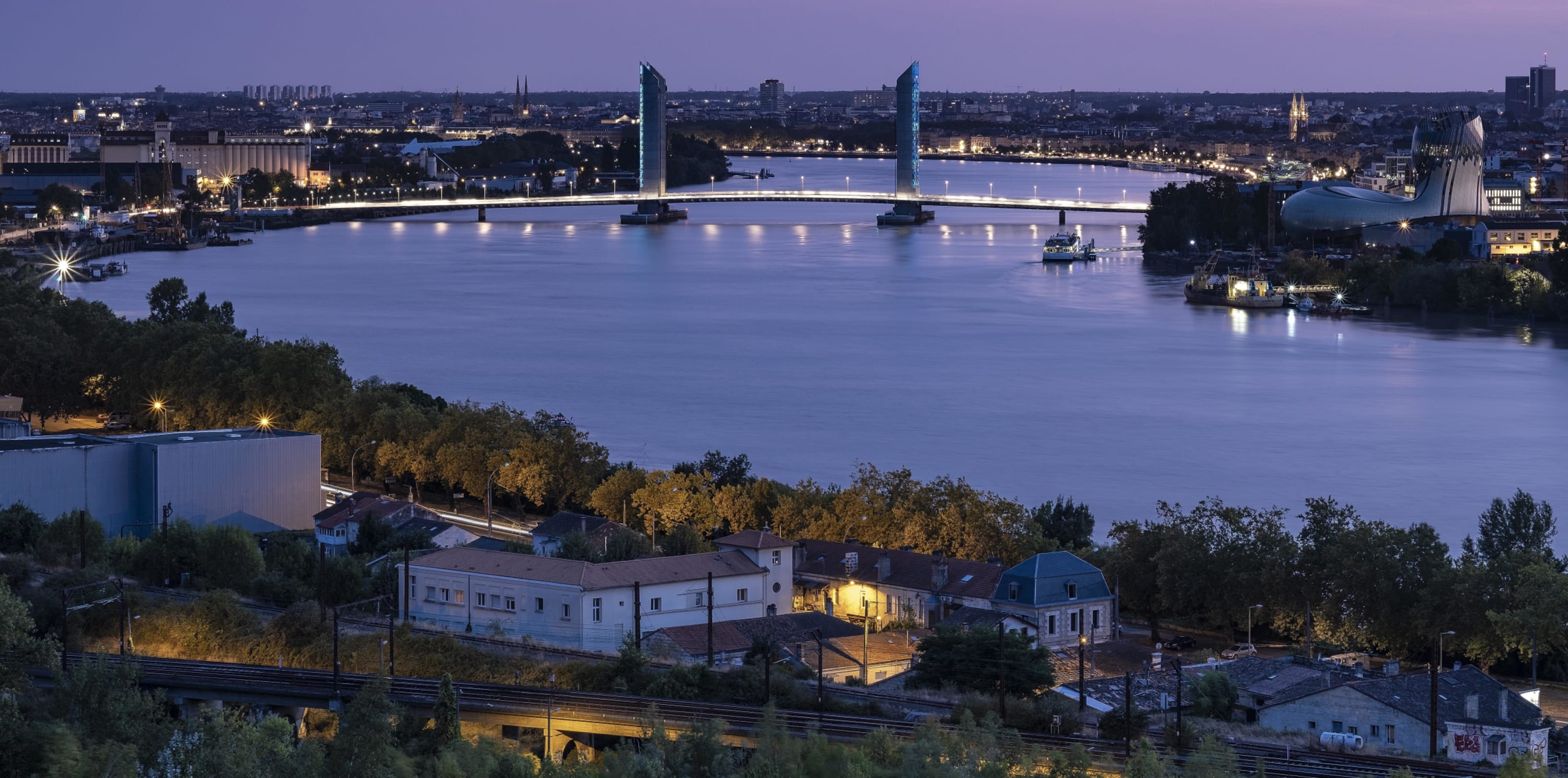 Eloge de la tranquillité sur les quais de Bordeaux à vélo
