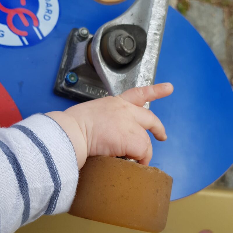 enfant en cours de skate