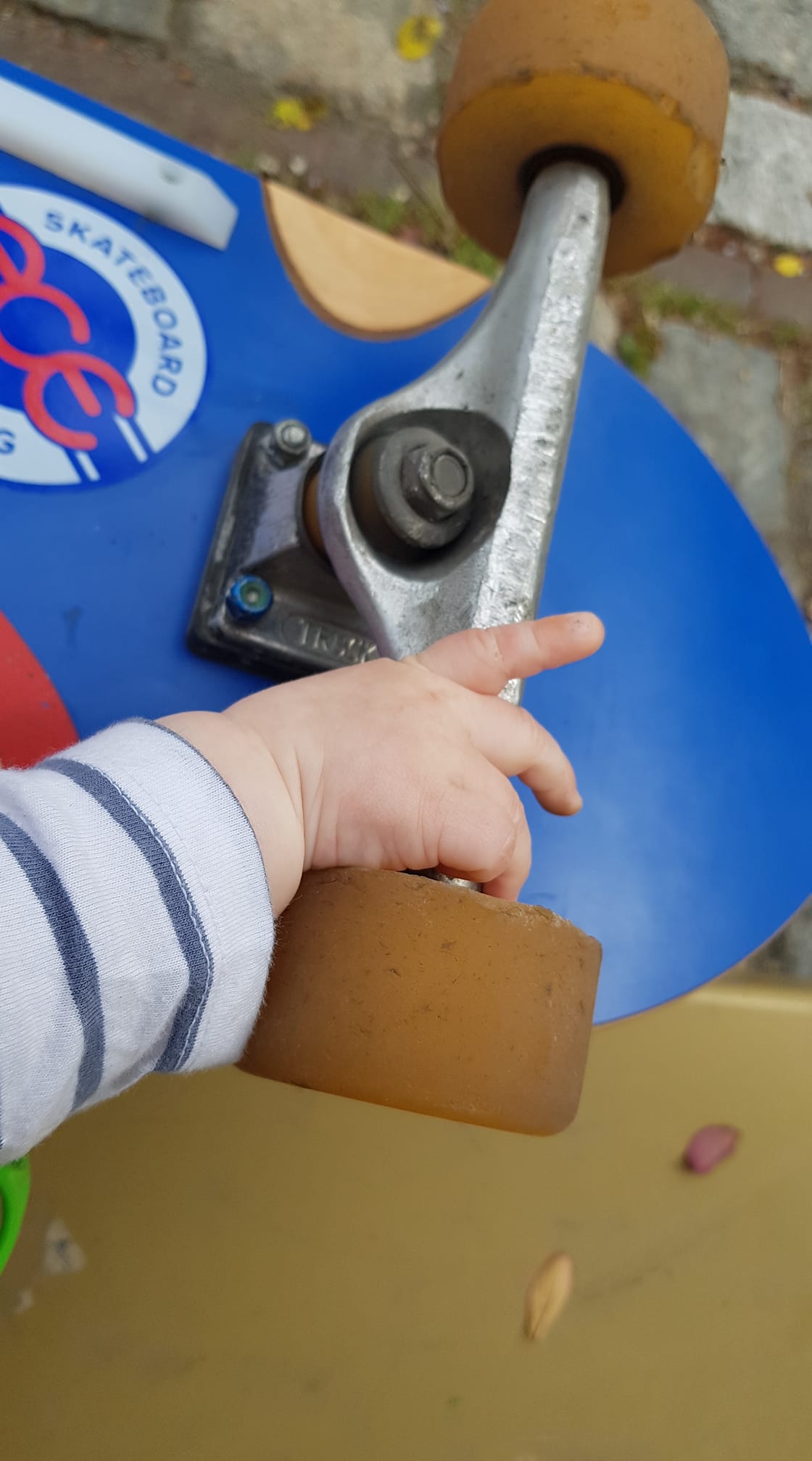 enfant en cours de skate