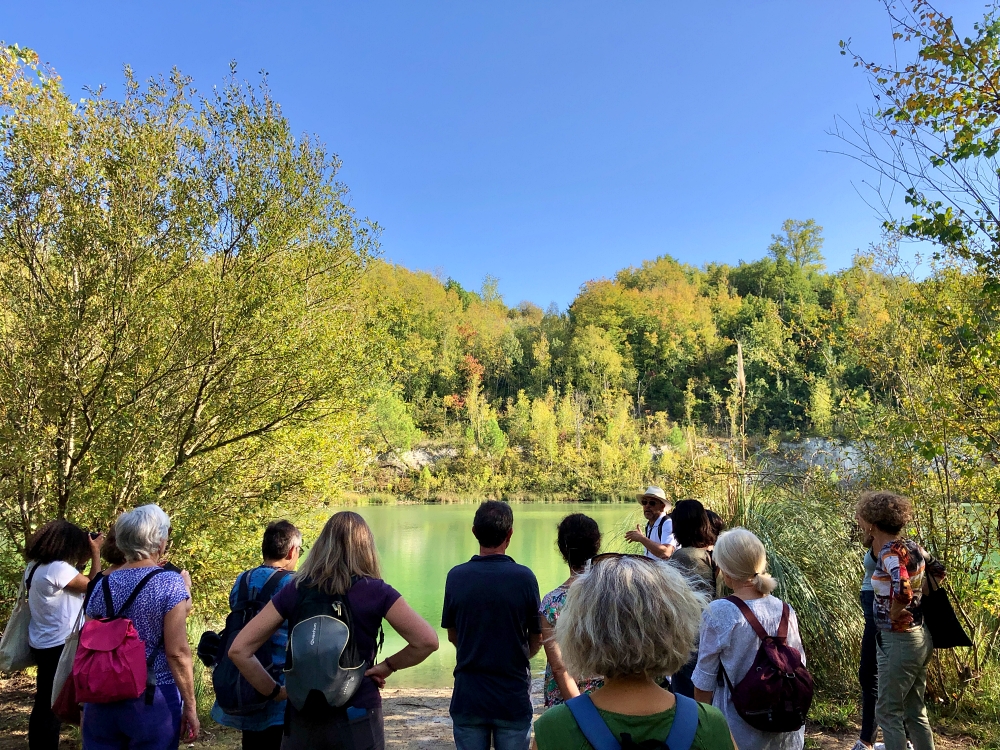 promeneur devant le lac du parc Ermitage Lormont