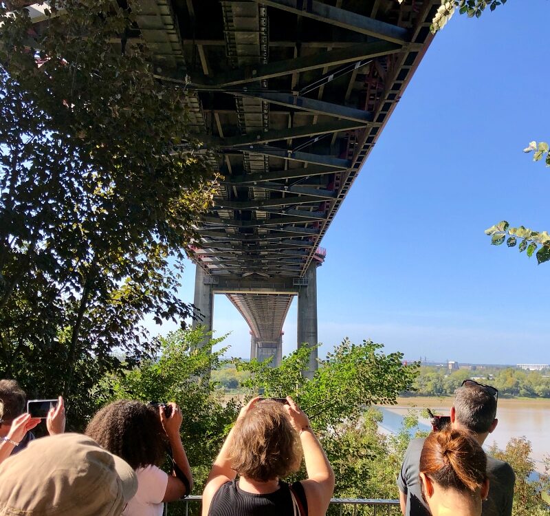 Promeneurs sous le pont d'Aquitaine