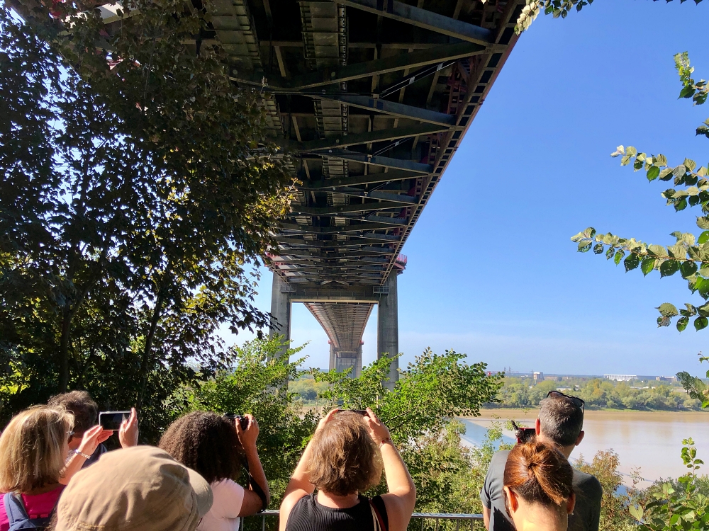 Promeneurs sous le pont d'Aquitaine