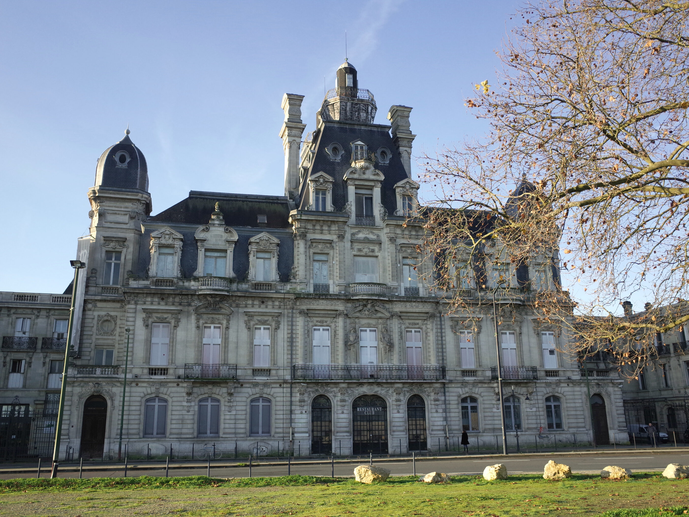 La façade du château Descas