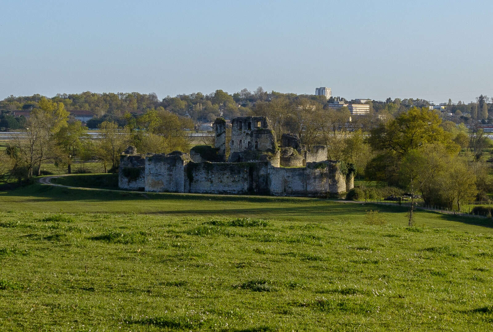 La Forteresse de Blanquefort : un joyau médiéval méconnu aux portes de Bordeaux