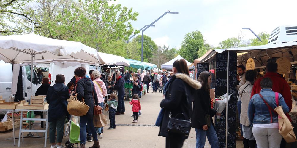 Le marché animé, le samedi matin, à Saint-Médard-en-Jalles