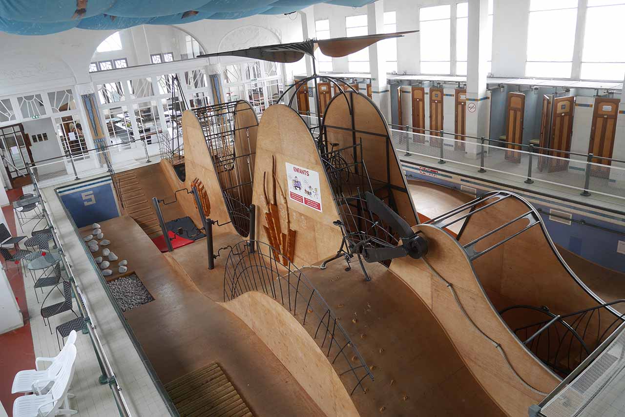 aire de jeux en bois à la piscine de Bègles