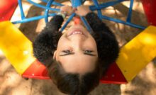 fille qui joue aire de jeux à Bègles