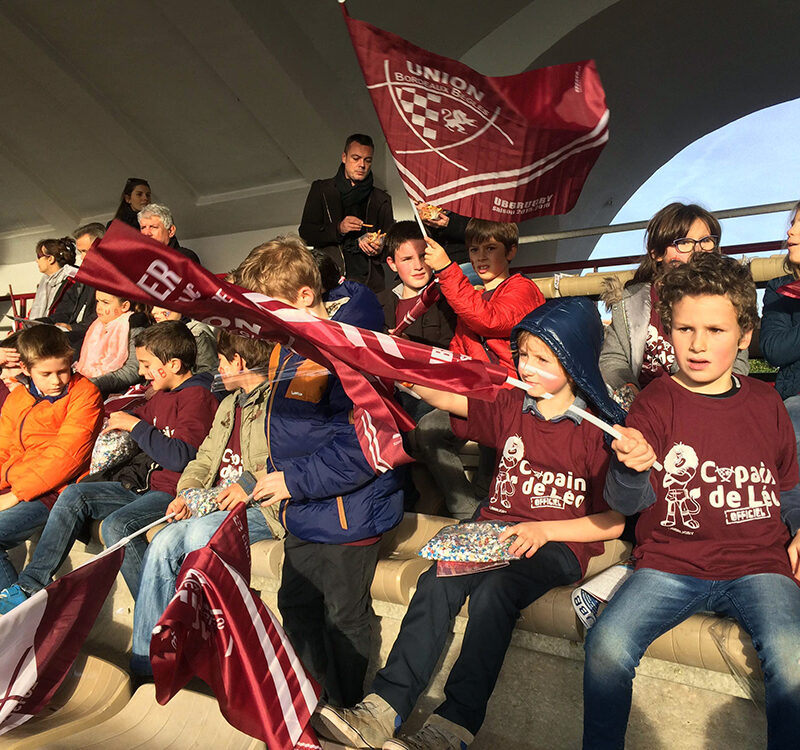 Enfants qui soutiennent l'UBB
