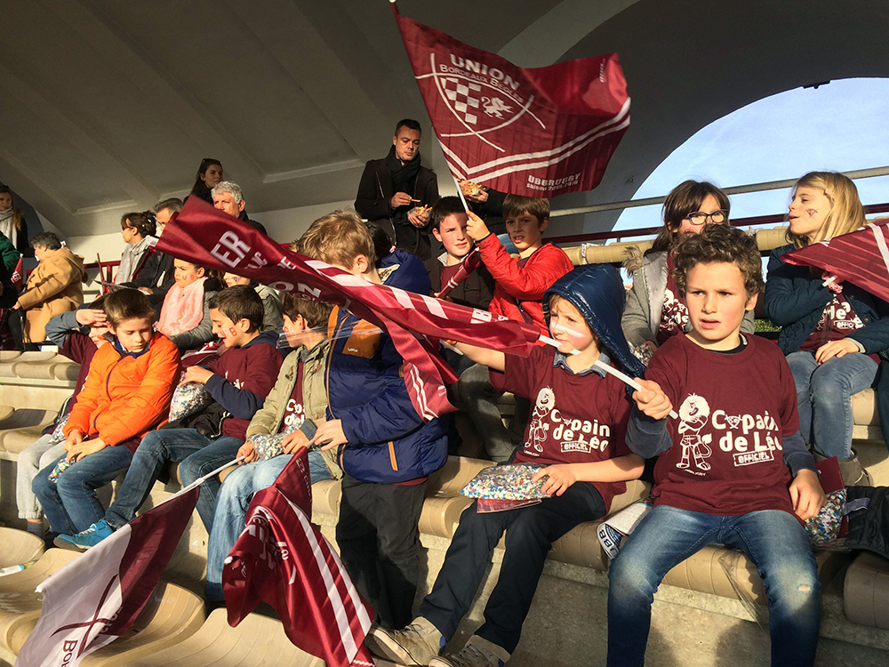 Enfants qui soutiennent l'UBB