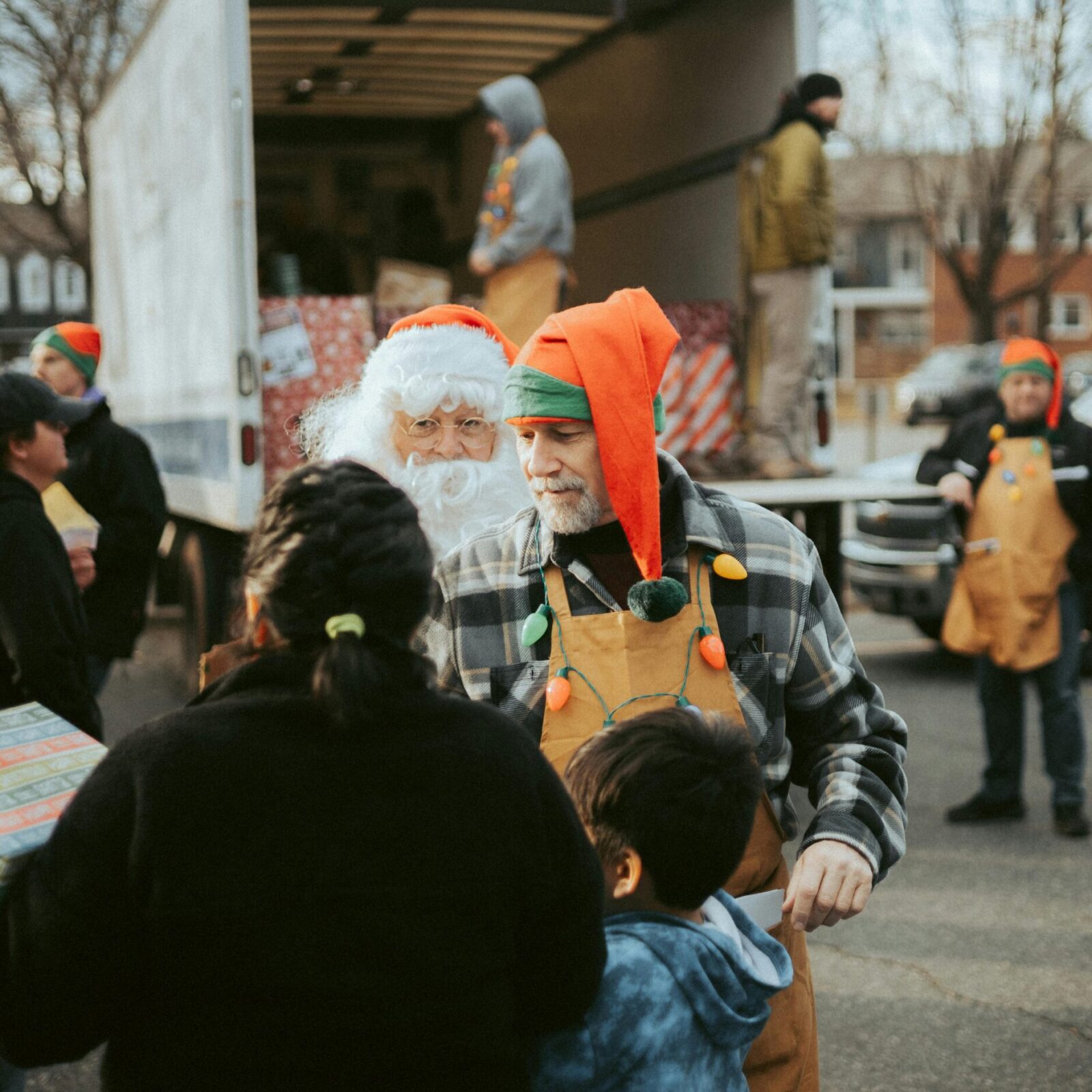 Offrir, aider, partager – Les belles initiatives pour un Noël solidaire à Bordeaux