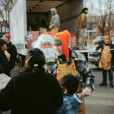 Offrir, aider, partager – Les belles initiatives pour un Noël solidaire à Bordeaux