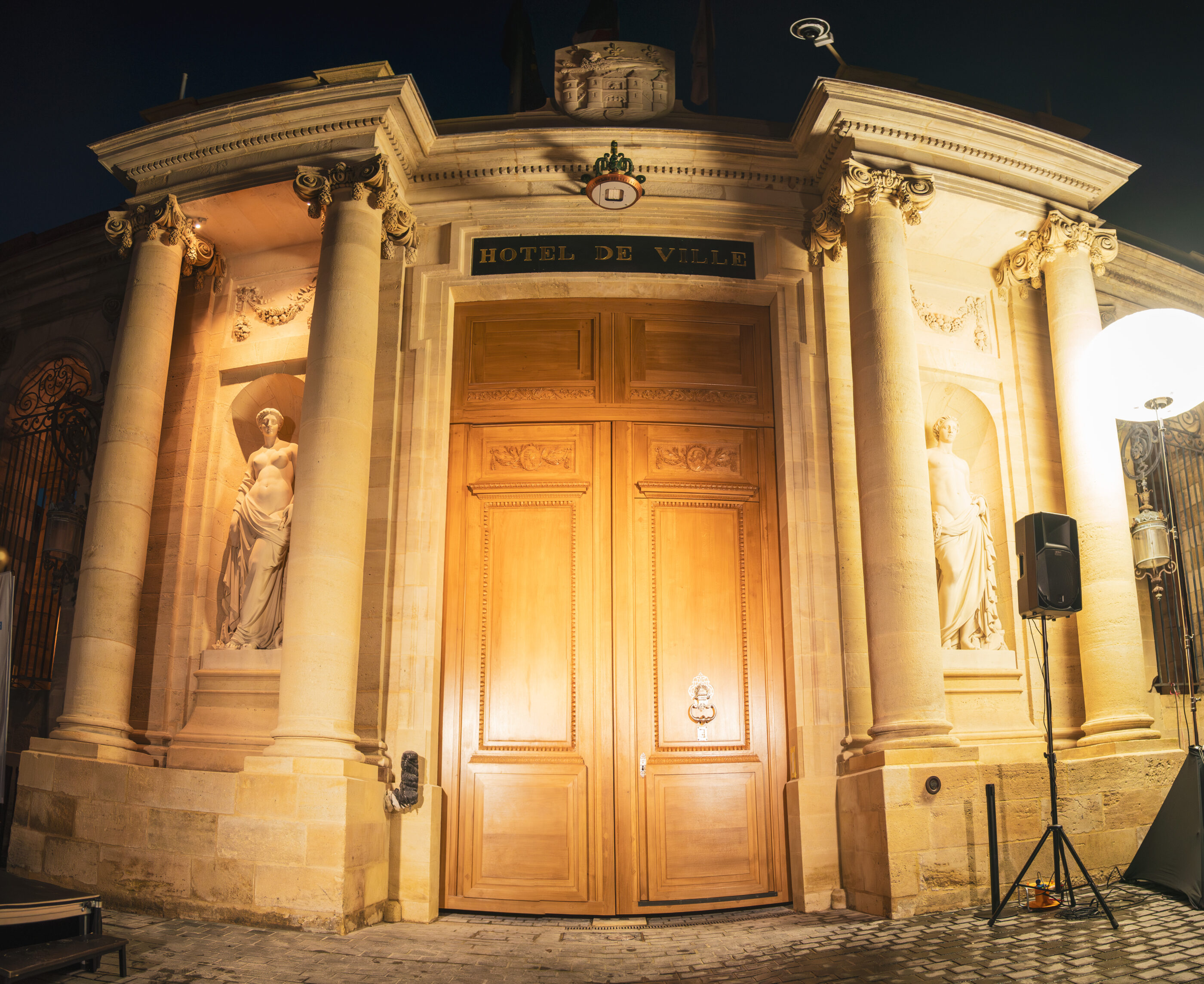 Bordeaux : la porte de l&rsquo;hôtel de ville ouvre un nouveau chapitre